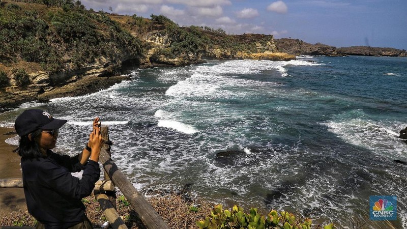 Pantai Klayar termasuk dalam deretan pantai selatan yang identik dengan ombaknya yang besar.
