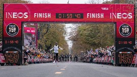 FOTO: Kipchoge Ciptakan Sejarah di Maraton