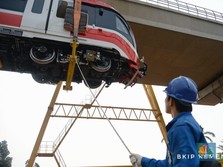 Jokowi Pamer LRT akan Punya 31 Kereta, November Uji Coba