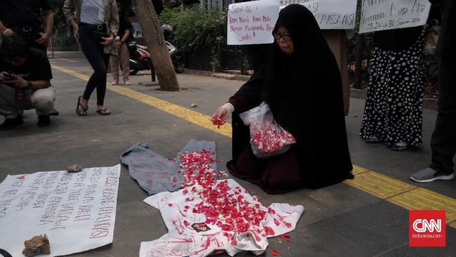 Emak-Emak Gelar Aksi Tabur Bunga untuk Korban Demo September