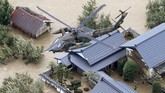 Aktivitas lumpuh, dua pabrik mobil Toyota dan Honda diketahui telah menutup sementara pabrik mereka akibat tingginya curah hujan. (Yohei Kanasashi/Kyodo News via AP)