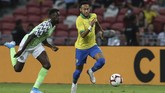Neymar mengalami cedera saat Brasil melawan Nigeria pada pertandingan persahabatan di Singapura, Minggu (13/10). (AP Photo/Danial Hakim)