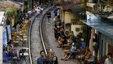 Pemandangan Train Street, destinasi wisata foto populer di Hanoi, Vietnam. (AFP/Manan Vatsyayana)