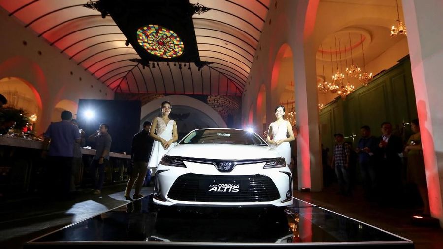 Imbas perekonomian dunia yang lesu menyasar pasar otomotif di Indonesia.