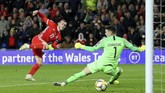 Pada pertandingan yang sama kapten timnas Wales Gareth Bale juga mengalami cedera kaki kiri. (Nigel French/PA via AP)