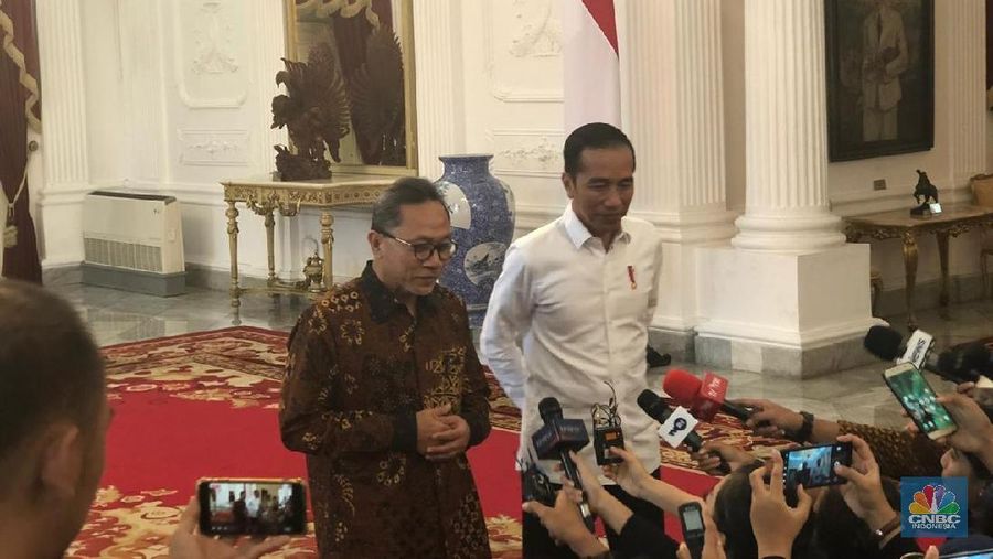 Dalam pertemuan, itu Jokowi dan Zulhas membahas berbagai hal, termasuk amendemen UUD 1945.