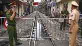Pekan ini pemerintah kota Hanoi resmi menutup Train Street dari aktivitas turisme agar laju kereta harian tak terganggu. (AFP/Nhac Nguyen)
