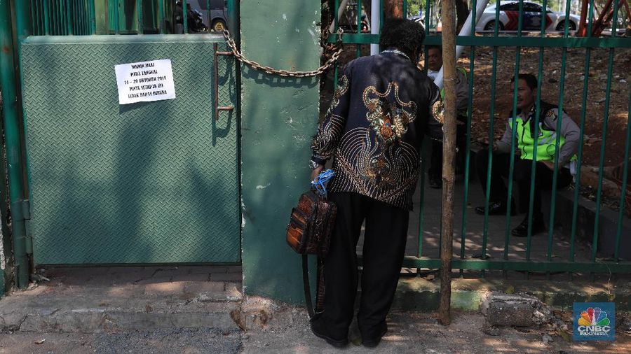 Sesuai hasil rapat koordinasi Setjen DPR RI dengan jajaran TNI/Polri, jalan setapak pejalan kaki menuju gedung MPR/DPR/DPD ditutup jelang pelantikan Jokowi.
