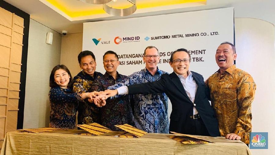 Jakarta, CNBC Indonesia - Mining Industry Indonesia (MIND ID) dan PT Vale Indonesia Tbk (INCO) bersama dengan para pemegang sahamnya, Vale Canada Limited (VCL) dan Sumitomo Metal Mining Co., Ltd. (SMM) menandatangani Perjanjian Pendahuluan pada 11 Oktober lalu untuk mengambilalih 20% saham divestasi Vale kepada peserta Indonesia.14/10/2019