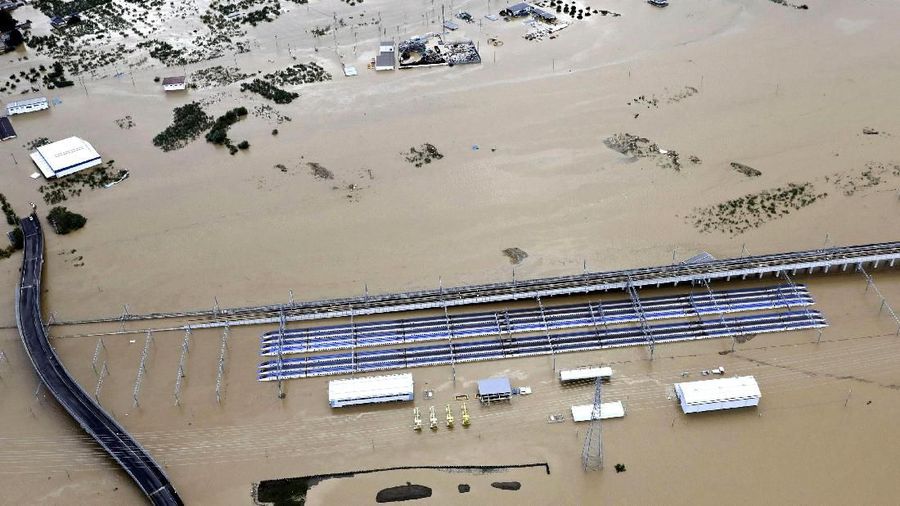 Upaya penyelamatan bagi orang-orang yang terdampar di daerah banjir berada dalam kekuatan penuh setelah topan yang kuat meletus.