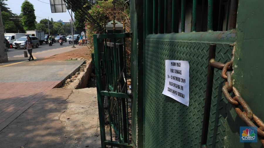 Sesuai hasil rapat koordinasi Setjen DPR RI dengan jajaran TNI/Polri, jalan setapak pejalan kaki menuju gedung MPR/DPR/DPD ditutup jelang pelantikan Jokowi.