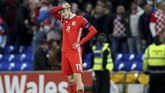 Gareth Bale sebenarnya mampu mencetak satu gol dan bisa menyelesaikan laga Wales vs Kroasia, tapi pemain Real Madrid itu mengeluh sakit pada kaki kiri usai laga. (Nigel French/PA via AP)
