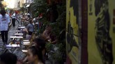 Saking populernya kawasan ini, banyak restoran dan warung yang buka di pinggir relnya. (AFP/Manan Vatsyayana)
