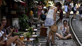Di Train Street, turis bisa berfoto dengan pemandangan rel kereta dan pemukiman yang padat. (AFP/Manan Vatsyayana)