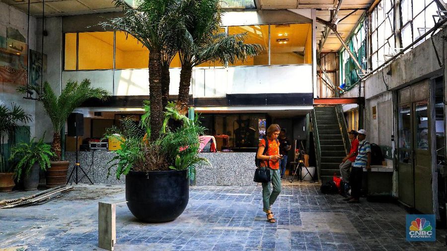 Pengunjung beraktivitas di kawasan M Bloc Space, Blok M, Jakarta, Senin (14/10/2019). M Bloc Space merupakan sebuah ruang kreatif publik untuk menghidupkan kembali kawasan Blok M yang pamornya kian meredup. M Bloc Space beridiri di lahan seluas 6.500 meter persegi milik Peruri. Berdiri di atas lahan Peruri seluas 7.000 meter di bilangan Blok M, M Bloc diresmikan pada 26 September 2019 lalu atau Kamis pekan lalu. Ruang kreatif baru tersebut lahir dari rumah dinas Peruri yang sempat terabaikan selama puluhan tahun silam. Di bagian terluar M Bloc Space dapat dijumpai sejumlah tenant yang meramaikan ruang publik terbaru itu. Selain terdapat berbagai tenant, didalam M bloc terdapat gudang yang menampilkan para musisi indonesia tampil menghibur. (CNBC Indonesia / Andrean Kristianto)