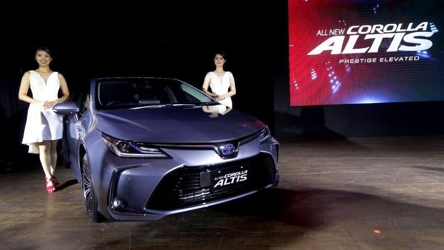 PT Toyota Astra Motor ( resmi memasarkan 3 varian All New Corolla Altis di Pasar Indonesia, termasuk yang berteknologi Hybrid generasi keempat.