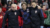 Luka Modric mengalami cedera di pengujung babak kedua Wales vs Kroasia yang berakhir imbang 1-1. (Nigel French/PA via AP)