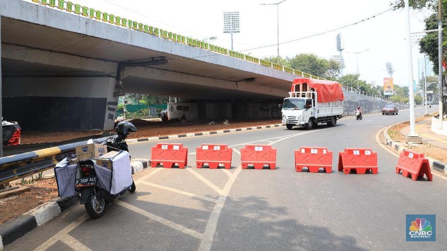 Direktorat Lalu Lintas Kepolisian Daerah Metropolitan Jakarta Raya melakukan rekayasa lalu lintas di sekitar Gedung DPR/MPR/DPD, Kompleks Parlemen, Senayan, Jakarta, Senin (14/10/2019). Rekayasa itu dilakukan seiring rencana aksi unjuk rasa di depan Kompleks Parlemen. Foto : (CNBC Indonesia / Muhammad Sabki)