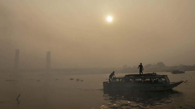 Kabut Asap Pekat Buat Langit Palembang Kemerahan