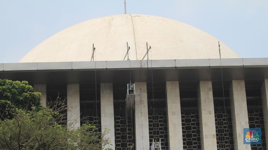 Renovasi Masjid Istiqlal dilaksanakan oleh PT Waskita Karya sebagai kontraktor pelaksana dan PT Virama Karya selaku konsultan manajemen konstruksi.