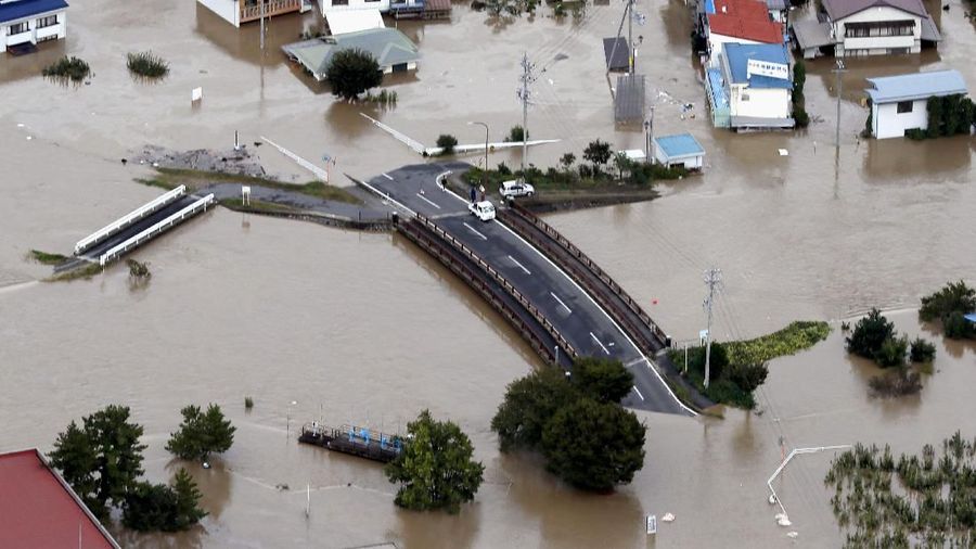 Upaya penyelamatan bagi orang-orang yang terdampar di daerah banjir berada dalam kekuatan penuh setelah topan yang kuat meletus.