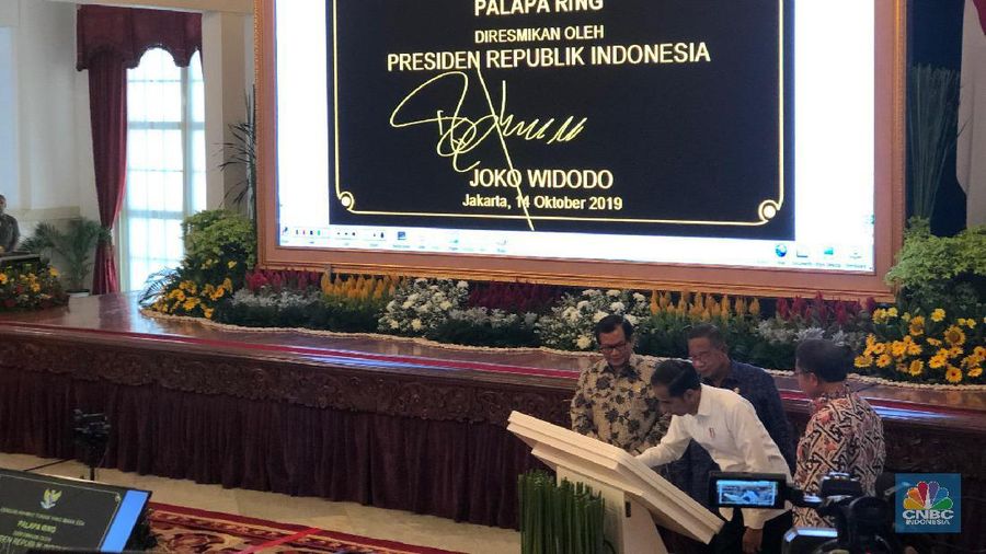 Jokowi bersama jajaran menteri Kabinet Kerja pada hari ini Senin (14/10/2019) meresmikan pengoperasian Palapa Ring yang disebut sebagai tol langit.