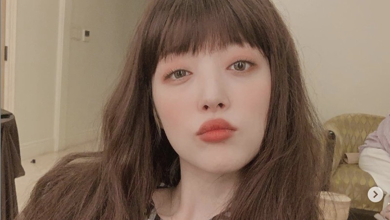 Penyanyi sekaligus aktris asal Korea Selatan, Choi Jin-ri atau yang lebih dikenal dengan nama Sulli, ditemukan tewas di kediamannya di kawasan Seongnam.