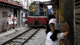 Train Street merupakan jalur kereta yang dibangun Prancis pada tahun 1902. (AFP/Manan Vatsyayana)