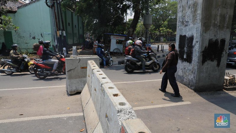 Sesuai hasil rapat koordinasi Setjen DPR RI dengan jajaran TNI/Polri, jalan setapak pejalan kaki menuju gedung MPR/DPR/DPD ditutup jelang pelantikan Jokowi.