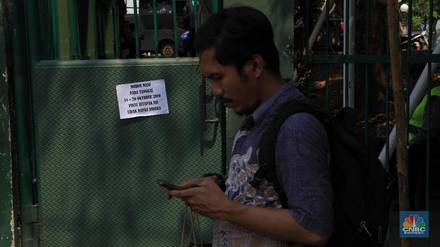 Sesuai hasil rapat koordinasi Setjen DPR RI dengan jajaran TNI/Polri, jalan setapak pejalan kaki menuju gedung MPR/DPR/DPD ditutup jelang pelantikan Jokowi.