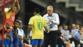 Neymar ditenangkan pelatih timnas Brasil Tite setelah digantikan Philippe Coutinho pada menit ke-12. (Roslan RAHMAN / AFP)