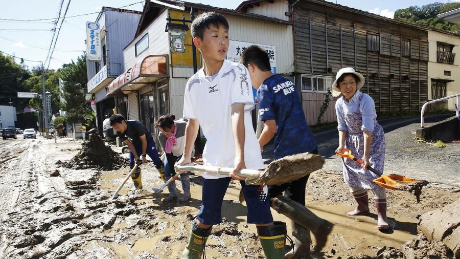 Upaya penyelamatan bagi orang-orang yang terdampar di daerah banjir berada dalam kekuatan penuh setelah topan yang kuat meletus.