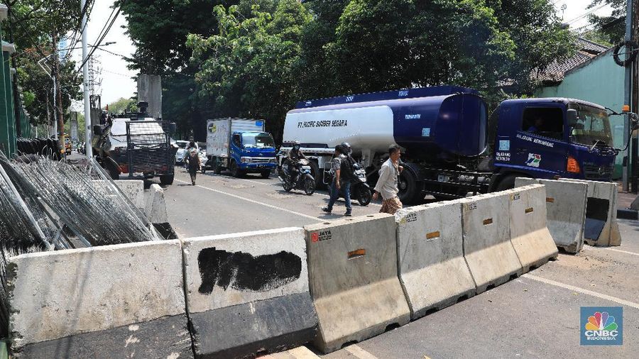 Sesuai hasil rapat koordinasi Setjen DPR RI dengan jajaran TNI/Polri, jalan setapak pejalan kaki menuju gedung MPR/DPR/DPD ditutup jelang pelantikan Jokowi.
