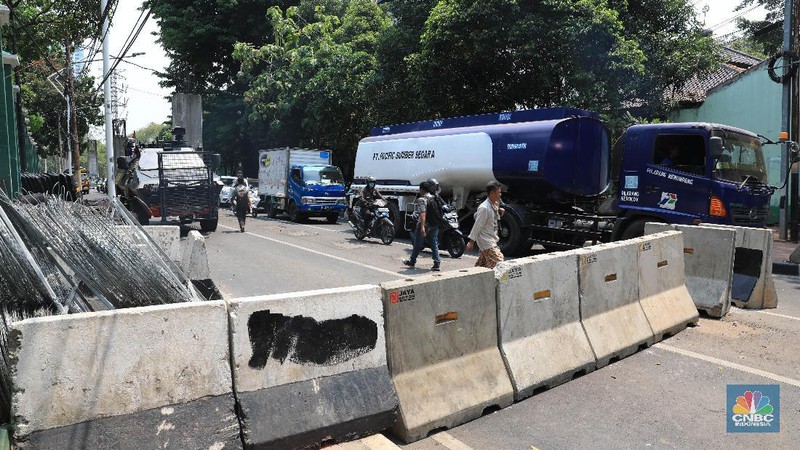 Sesuai hasil rapat koordinasi Setjen DPR RI dengan jajaran TNI/Polri, jalan setapak pejalan kaki menuju gedung MPR/DPR/DPD ditutup jelang pelantikan Jokowi.
