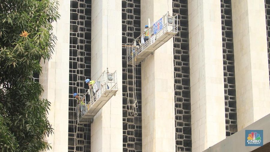 Renovasi Masjid Istiqlal dilaksanakan oleh PT Waskita Karya sebagai kontraktor pelaksana dan PT Virama Karya selaku konsultan manajemen konstruksi.