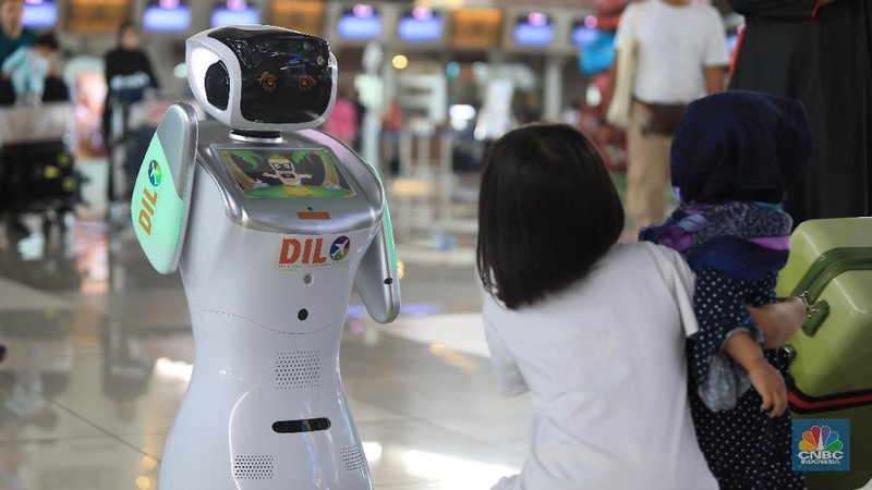 Aksi Robot Dilo menyapa pengunjung di Terminal 3 Bandara Soetta, Tangerang, Banten.