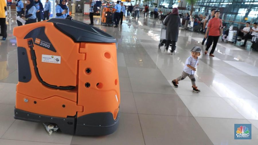 Aksi Robot Dilo menyapa pengunjung di Terminal 3 Bandara Soetta, Tangerang, Banten.