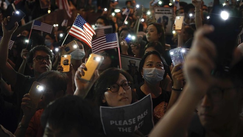 Para pengunjuk rasa berkumpul di distrik bisnis pusat Hong Kong.