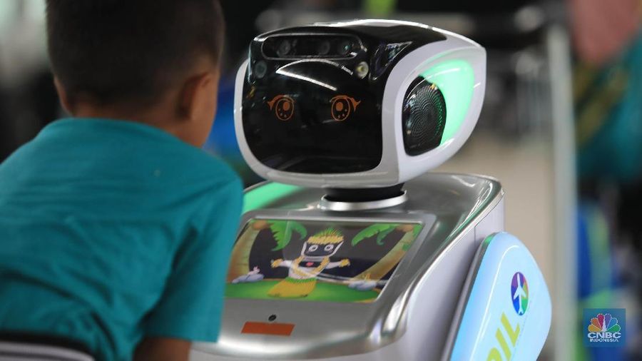 Aksi Robot Dilo menyapa pengunjung di Terminal 3 Bandara Soetta, Tangerang, Banten.