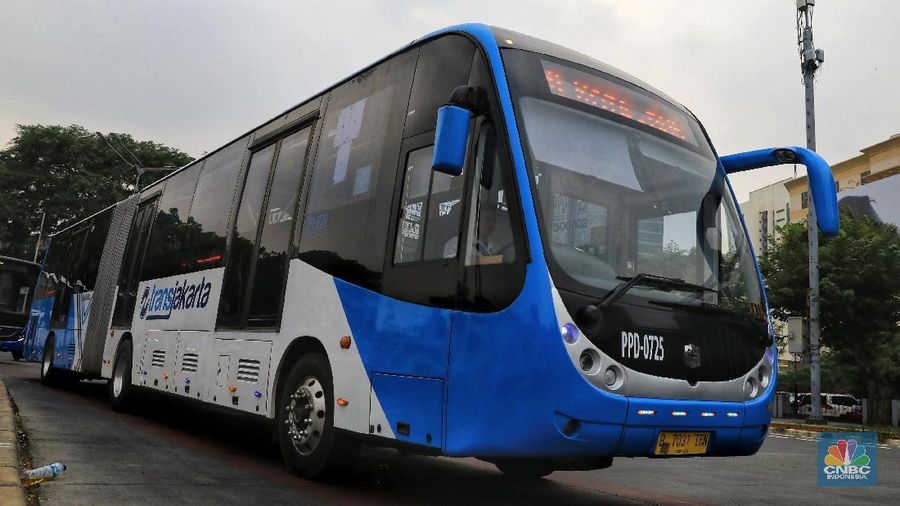 Rute bus TransJakarta mulai terganggu akibat sejumlah banjir yang terjadi di Jakarta, Jumat (24/1/2020).