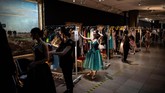 Di pameran, pengunjung bisa menjajal sejumlah kostum tari dan opera sebelum berfoto dengannya. (Photo by Martin BUREAU / AFP)