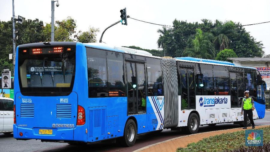 Hujan deras yang mengguyur Jakarta sejak pagi hari, mulai mengganggu beberapa rute bus Transjakarta, Jumat (24/01/2020).