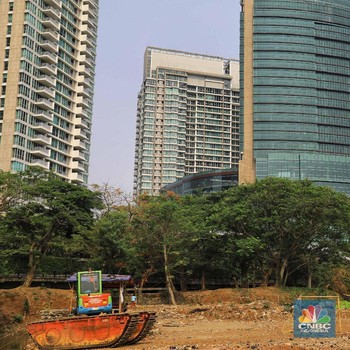 Melihat Kampung Kumuh yang Dikepung Gedung Tinggi di Jakarta