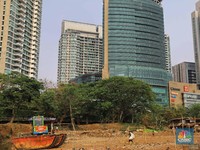 Melihat Kampung Kumuh yang Dikepung Gedung Tinggi di Jakarta