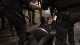 Menurut Dinas Gawat Darurat (SEM), bentrokan itu mengakibatkan 53 orang luka-luka. Mereka berada di Jalan Josep Tarradellas dan Bandara El Prat. (AP Photo/Emilio Morenatti)