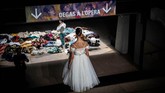 Seorang penari Paris Opera Ballet berpose dalam pentas tari Degas Danse yang menjadi bagian dari pameran bertajuk 'Degas at the Opera' di Paris. (Photo by Martin BUREAU / AFP)
