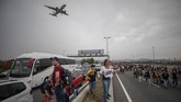 Pengunjuk rasa pro kemerdekaan Catalonia menutup jalan menuju Bandara El Prat, di pinggiran Kota Barcelona, Spanyol, Senin (14/10). (AP Photo/Bernat Armangue)