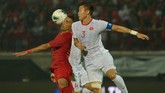 Indonesia menghadapi kesulitan melawan Vietnam. 'The Golden Stars' berhasil mengakhiri babak pertama dengan keunggulan 1-0. (ANTARA FOTO/Nyoman Budhiana/hp)