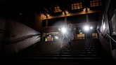 Para penari memanfaatkan setiap celah gedung museum yang jadi tempat pameran, sekaligus area pementasan dengan muncul di tempat-tempat tak terduga. (Photo by Martin BUREAU / AFP)