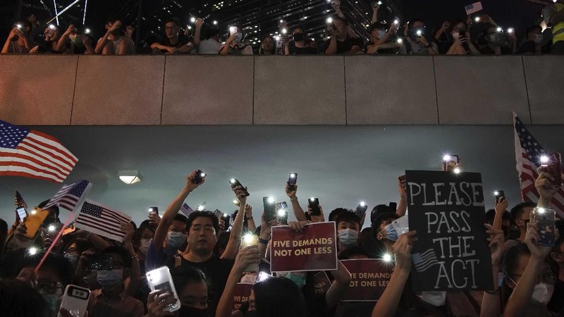 Para pengunjuk rasa berkumpul di distrik bisnis pusat Hong Kong.